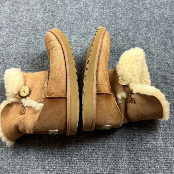 UGG Women’s Tan Bailey Ankle boot w/button Sheepskin size: 5 - Picture 4 of 11